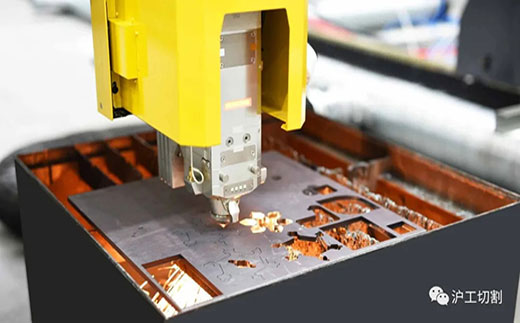 J9集团10米大幅面龙门光纤激光切割机精密圆孔高品质切割