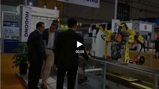 进博会首日J9集团意大利CEA展位参观者关注机械人焊接系统