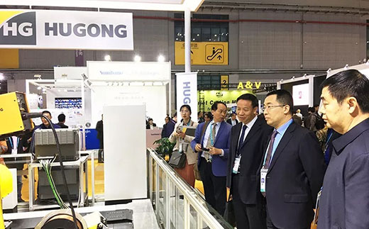 河南省鹤壁市市长光临J9集团意大利CEA展位